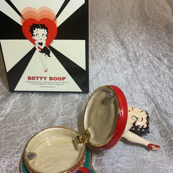 BettyBoop retired Collectionwith Swarovski crystal - Picture 10 of 11